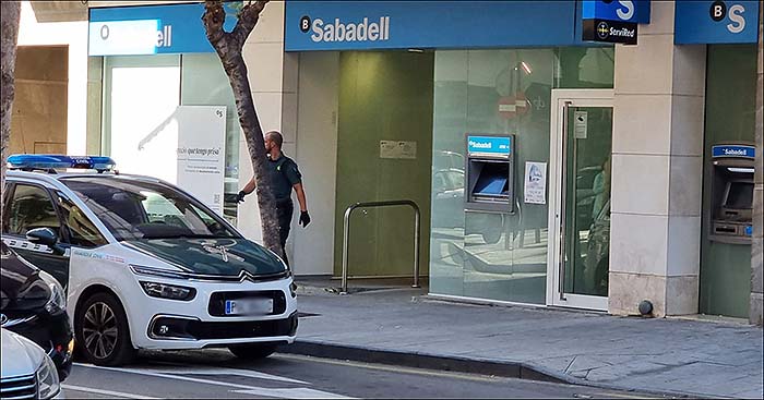 Última hora: Atraco en el Banco Sabadell de la calle Orihuela de Torrevieja.