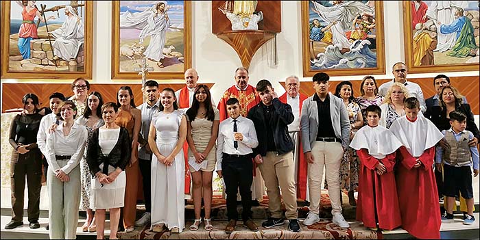 Reciben el sacramento de la confirmación nueve jóvenes junto a los confirmados en el Sagrado Corazón en los últimos 50 años