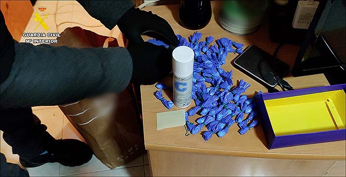 La Guardia Civil de Torrevieja detiene a los empleados de una frutería en la que vendían droga