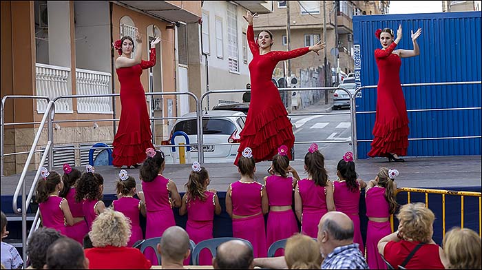 La Escuela de Baile de Arantxa Blanco abrió las actuaciones en el escenario de las Hogueras 2023.