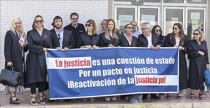 Abogados del Colegio de Orihuela se manifestaron en Torrevieja por un “Pacto en justicia”.