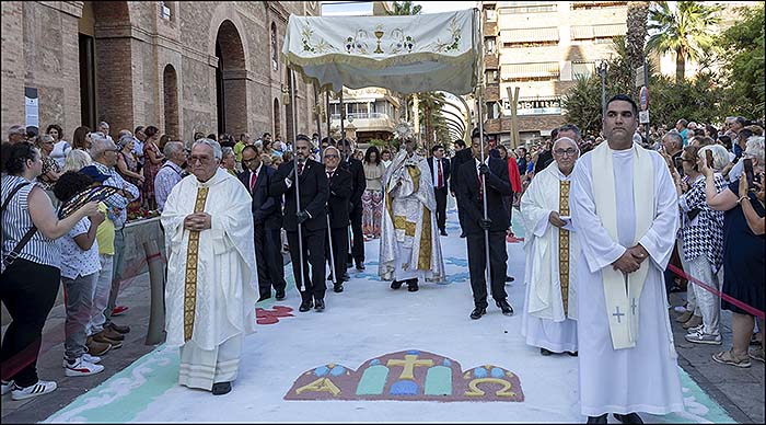 Torrevieja se volcó con la procesión del Corpus.