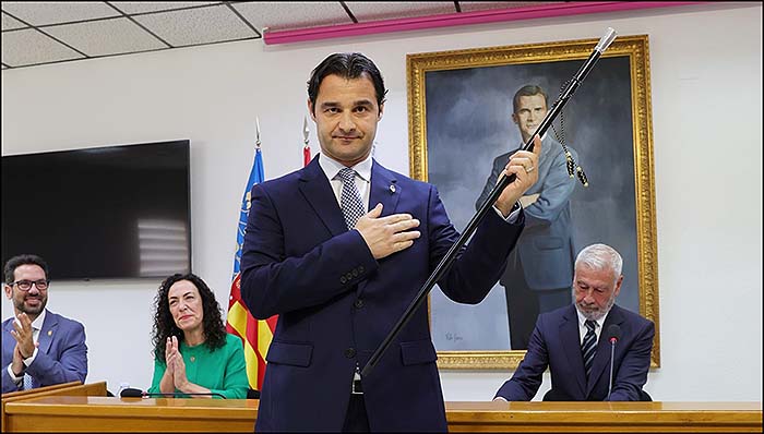 Eduardo Dolón jura ser alcalde de todos los torrevejenses.