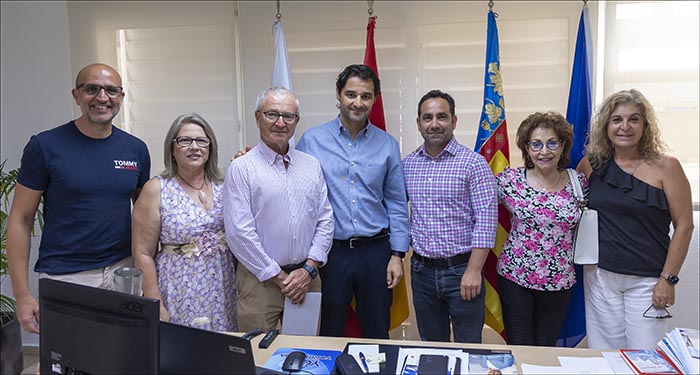 El ingeniero torrevejense, residente en EEUU, Oscar López Pámies, recibido por el alcalde de Torrevieja.