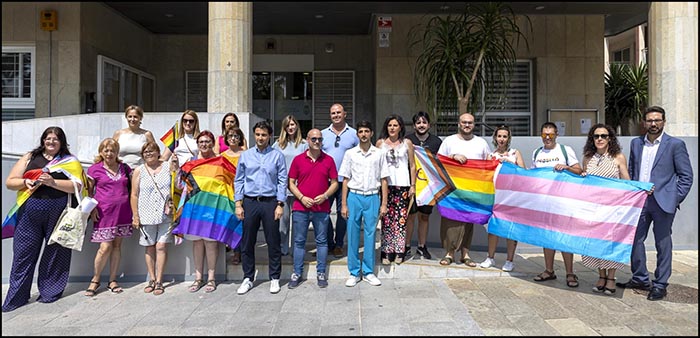 Con la colocación de la Bandera “Arco iris” en la fachada del Ayuntamiento arrancaron los actos del Día del Orgullo LGTBI