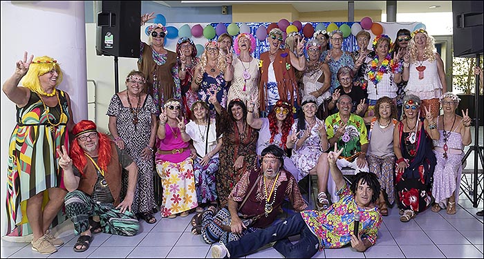 Vuelta a los felices sesenta con la “Fiesta Hippie” de los mayores en la “Macro”.