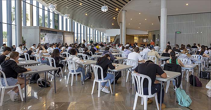 Casi 500 alumnos terminan hoy jueves las pruebas de la EBAU en el Auditorio de Torrevieja.