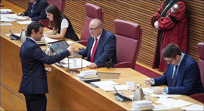 Eduardo Dolón tomó ayer posesión de su cargo como diputado autonómico en las Cortes Valencianas