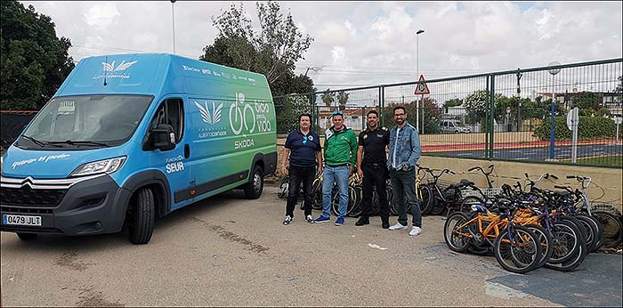 La concejalía de tráfico entrega 60 bicicletas a la asociación “Bicis para la vida”.