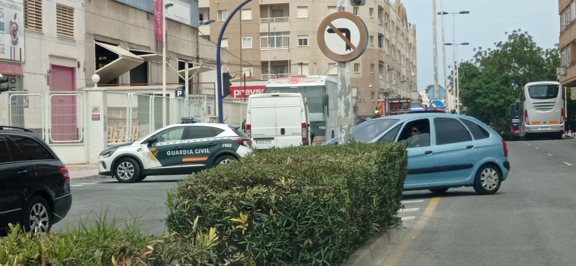 Se incendia un autobús en la Ronda Ricardo Lafuente de Torrevieja.