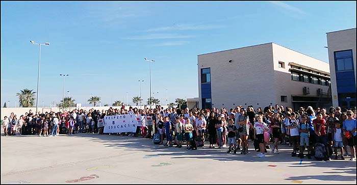 El CEIP Habaneras se concentró ante la continua situación de «indefensión» de la comunidad educativa