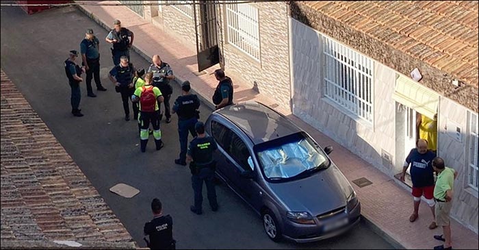 Espectacular despliegue de las fuerzas de seguridad ante un intento de de suicidio en Torrevieja.