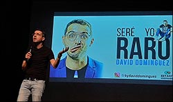 Desternillante actuación de David Martínez “El raro de los 90” en el Centro Cultural.