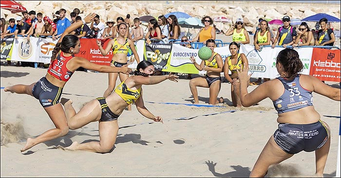 El intenso calor no impidió el espectacular inicio del XI Torneo Balonmano Playa “Nueva Fraternidad”