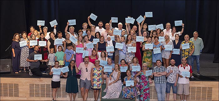 Entregados los diplomas a los alumnos de clases de español.