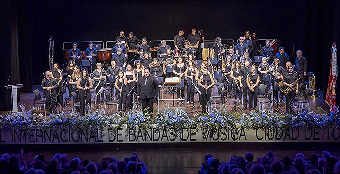 Gran concierto inaugural del XVI Festival Internacional de Bandas de Música “Ciudad de Torrevieja” a cargo de  “Los Salerosos”  organizadores del evento