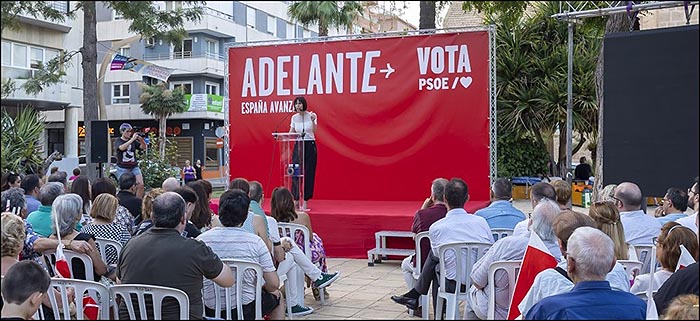 El PSOE defiende los avances sociales en su arranque de campaña electoral en Torrevieja.
