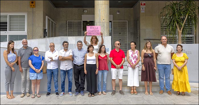 Torrevieja guardó un minuto de silencio por el asesinato de Antella.
