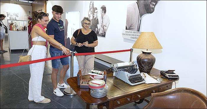 Torrevieja rinde homenaje a Narciso Ibáñez Serrador con una exposición antológica de su vida y obra