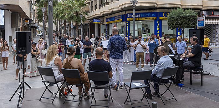 La poesía de Ricardo Lafuente llenó el ambiente de nostalgia en las «cuatro esquinas»