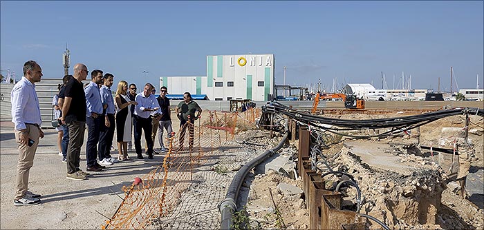 La consellera de infraestructuras, Salomé Pradas, visita las obras de remodelación del puerto de Torrevieja