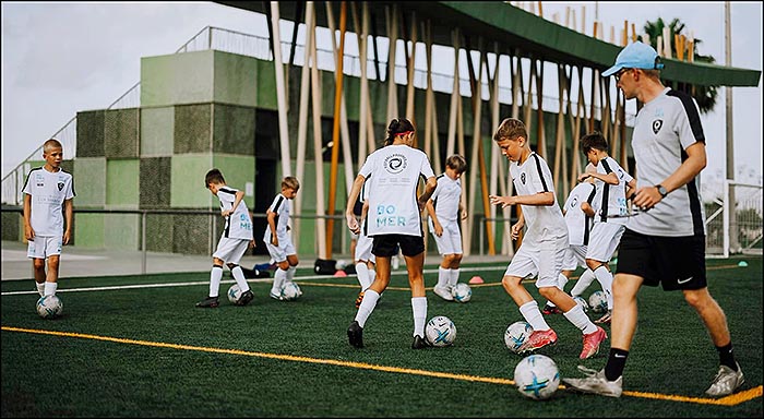 Una academia noruega de fútbol realiza su campus deportivo en la Ciudad Deportiva.