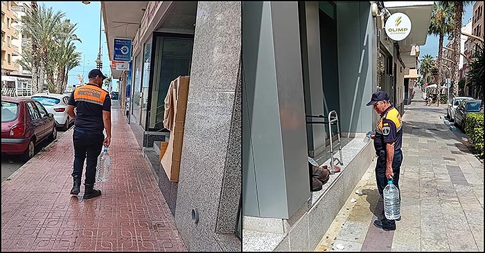 Protección Civil reparte agua ante las altas temperaturas que se están registrando.