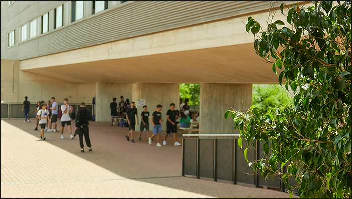 Lejos de la guerra, alumnos rusos y ucranianos sueñan con la paz en una escuela española.
