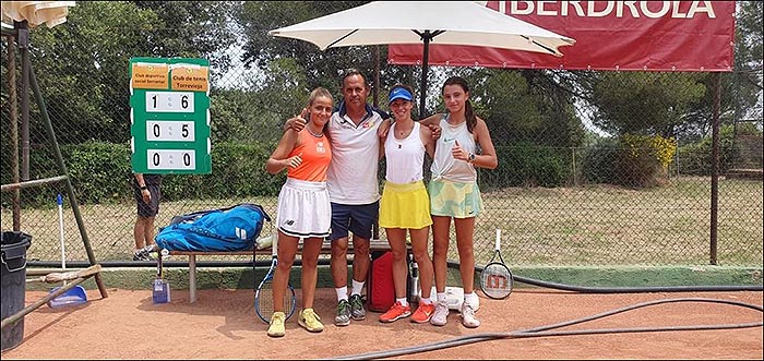 Las  jugadoras del Club de Tenis Torrevieja a la final del Campeonato de España Cadete.