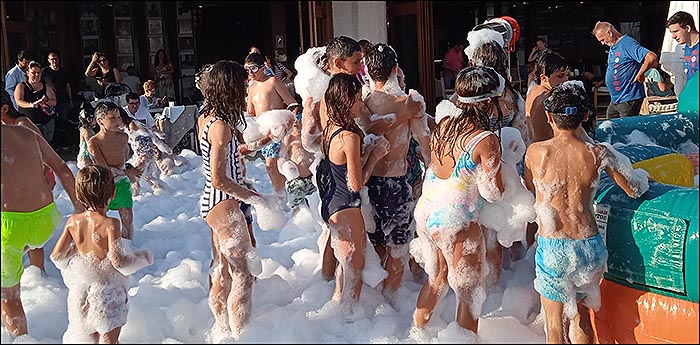 El Real Club Náutico Torrevieja abre el verano para los niños con una fiesta de la espuma.