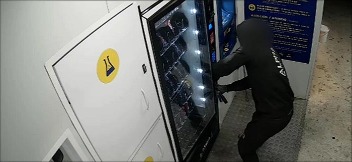 La Guardia Civil de Torrevieja detiene al responsable de 3 robos con fuerza en máquinas expendedoras.