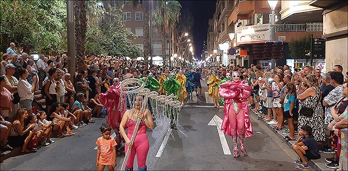 Miles de personas vivieron el Gran Desfile de Verano de Torrevieja.