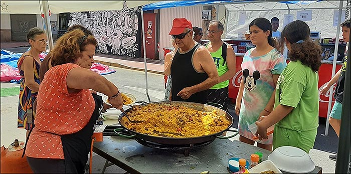 Paellas, tortillas de patatas, juegos y  la “Imperio”,  ayer en la Verbena de la Hoguera