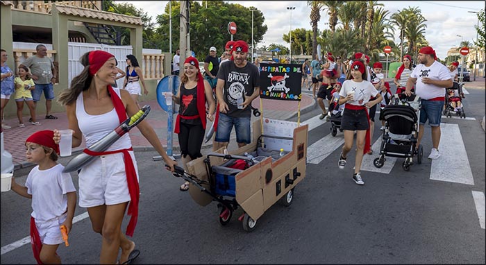 Color y alegría  en el desfile de carnaval del Barrio de San Roque
