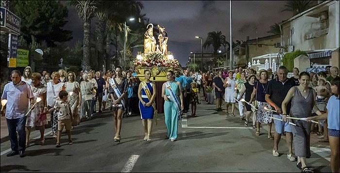 San Roque y Santa Ana salieron a las calles de su Barrio en el día del patrón