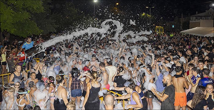 Espuma por un “tubo” como cierre a las Fiestas de San Roque