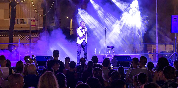 Con el “Tributo a Julio Iglesias” se cerraron las verbenas de verano de La Mata