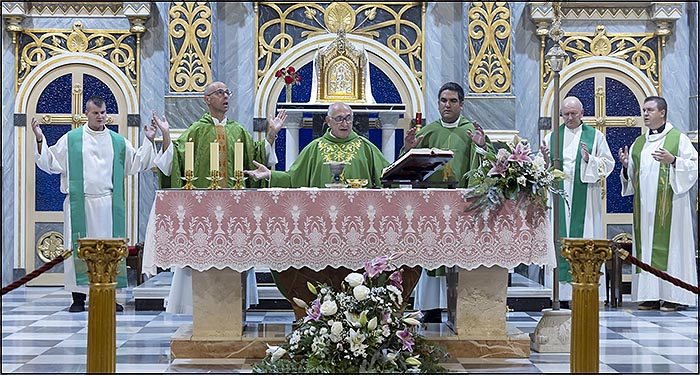 Emoción y lágrimas en la Misa de despedida al párroco Manuel Martínez Rocamora y los vicarios Pedro Payá y Mikel Uribe