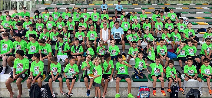 Diana Box visita el campus de fútbol élite y natación