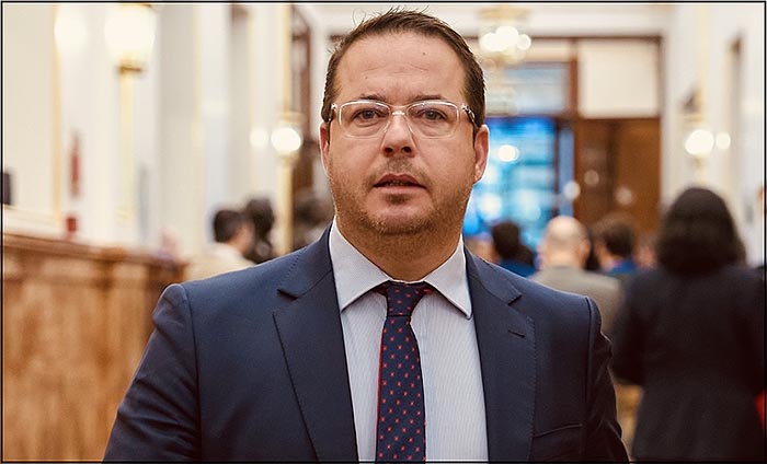 Almodóbar exige al Gobierno en funciones “una solución inmediata” para el Imserso