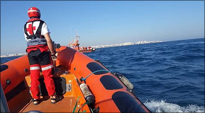 Rescatan una patera con catorce inmigrantes frente a las costas de Torrevieja