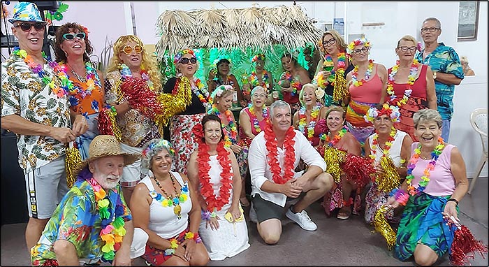 El centro polivalente de La Mata, se convirtió en un paraíso hawaiano