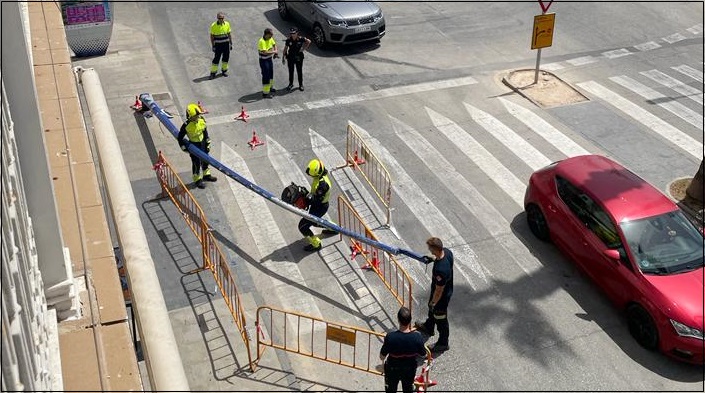 Un camión grúa derriba un semáforo en el centro de Torrevieja Un camión grúa derriba un semáforo en el centro de Torrevieja