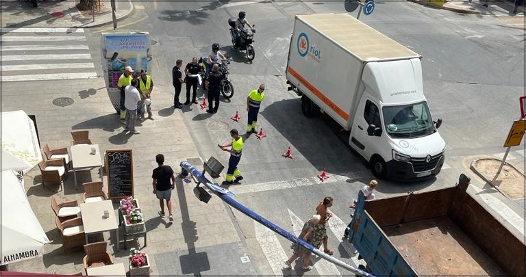 Un camión grúa derriba un semáforo en el centro de Torrevieja