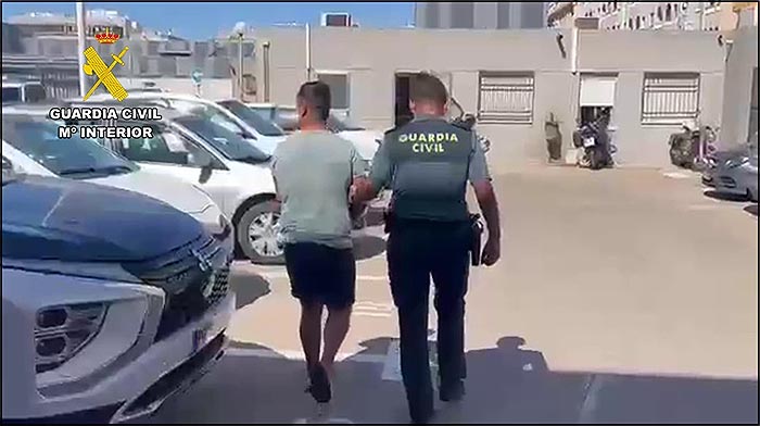 La Guardia Civil de  Torrevieja detiene a tres personas por robar en el interior de un vehículo