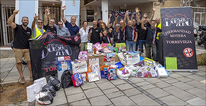 La lluvia no deslució la recogida de regalos de la Caravana Motera “Vuelta al Cole”