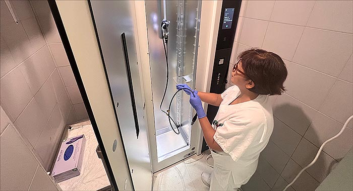 El hospital de Torrevieja incorpora una nueva plataforma automatizada de alta desinfección rápida mediante luz ultravioleta C