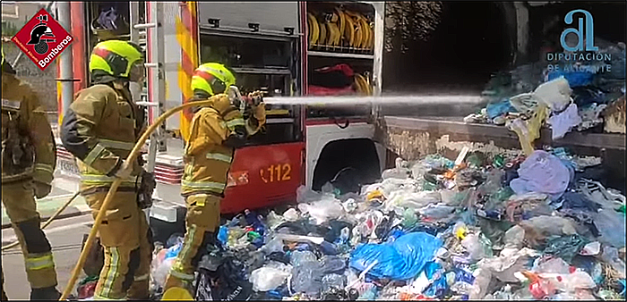 Los bomberos de Torrevieja extinguieron el incendio de un vehículo de recogida de residuos
