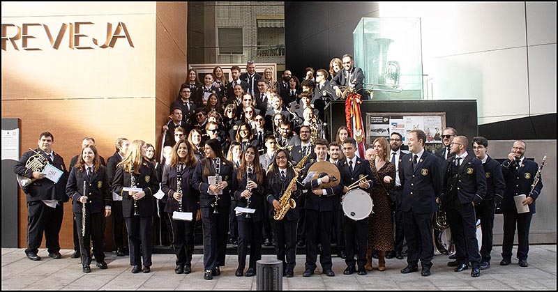 La Unión Musical Torrevejense incorporó a la Banda ocho nuevos miembros a ritmo de pasodobles