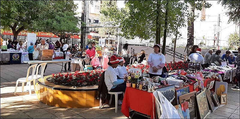 Desde llaveros temáticos a Lotería de Navidad en el Mercadillo Solidario de Torrevieja